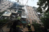 Des pompiers luttent contre un incendie dans un immeuble après une série d'attaques russes contre la ville de Kharkiv, dans l'est de l'Ukraine, le 7 juin 2025