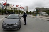 Photo d'archives montrant un policier tunisien contrôlant un véhicule le 24 mars 2020 dans la capitale Tunis 