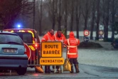 Des pompiers bloquent l'accès à une route inondée, le 13 décembre 2019 à Peyrehorade, dans les Landes