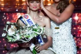 Miss Nord-Pas-de-Calais, Eve Gilles (L), est couronnée Miss France 2024 par Miss France 2023 Indira Ampiot (D), à Dijon, le 16 décembre 2023