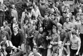 du leader du comité de grève, Lech Walesa (c), porté en triomphe par ses camarades aux chantiers navals Lénine de Gdansk après la signature d'un accord avec le gouvernement polonais, le 30 août 1980
