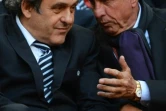 Le Néerlandais Johann Cruff (d), légende du football, et Michel Platini, alors président de l'UEFA, assistent à la finale de l'Europa League Benfica-Chelsea, le 15 mai 2013 à Amsterdam 
