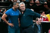 Le sélectionneur des Bleus Claude Onesta discute avec son adjoint Didier Dinart, lors du match contre le Danemark à Bercy, le 10 janvier 2016