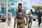 Des membres des forces de sécurité devant l'hôtel Hayat après une attaque par des islamistes shebab, le 21 août 2022 à Mogadiscio, en Somalie