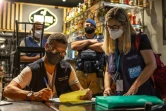Des agents sanitaires imposent une amende à un gérant de restaurant pour non-respect des règles le 6 mars 2021 à Rio de Janeiro (Brésil)