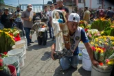 Un homme avance à genoux en tenant une statue de la Santa Muerte dans une rue du quartier de Tepito, le 1er octobre 2020 à Mexico