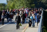 Des réfugiés traversent le pont reliant la Croatie à la Hongrie à Botovo en Croatie, le 21 septembre 2015