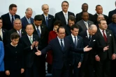 François Hollande au milieu de chefs d'Etat et de gouvernement participant à la COP21 le 30 novembre 2015 au Bourget 