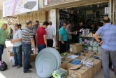 Des Irakiens font la queue à Bagdad pour acheter un abonnement aux chaînes payantes retransmettant le Mondial de Foot le 18 juin 2018