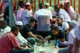 Des Soudanais bloqués, en Arabie saoudite, se retrouvent pour l'iftar collectif, le repas de rupture de jeûne du ramadan, le 27 mars 2024 à Ryad 