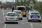 La police sécurise un périmètre autour du bar où un jeune homme de 17 ans a pris en otage quatre femmes, le 7 mai 2019 à Blagnac, près de Toulouse  