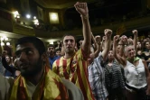 Des militants du parti indépendantiste, d'extrême gauche, Candidature d'unité populaire (CUP) manifestent leur joie le 27 septembre 2015 à Barcelone