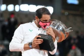 Rafael Nadal embrasse la coupe des Mousquetaires après sa victoire sur Novak Djokovic à Roland-Garros, le 11 octobre 2020