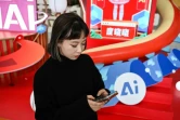 Cette photo prise le 2 février 2024 montre Lu Yu, responsable de la gestion des produits et des opérations de Wantalk, un chatbot à intelligence artificielle créé par la société technologique chinoise Baidu, montrant le profil d'une petite amie virtuelle sur son téléphone, au siège de Baidu à Pékin