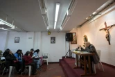 Rafael Arango (D), président de la Corporation Bethléem Maison Fraternelle, étudie la Bible avec des dizaines de croyants, le 2 septembre 2017 dans le nord-ouest de Bogota