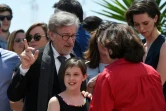 Steven Spielberg présente son film "Le Bon Gros Géant" à Cannes le 14 mai 2016, avec la jeune actrice Ruby Barnhill (c) et l'actrice britannique Rebecca Hall (d)