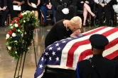 Cindy McCain, la femme du sénateur John McCain, se recueille devant le cercueil de son défunt époux, le 31 août 2018, au Capitole à Washington 