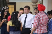 Le président Emmanuel Macron (C) parle avec des étudiants indiens à New Delhi le 10 mars 2018