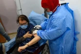 Une Algérienne reçoit une injection du vaccin russe contre le coronavirus Spoutnik V dans une clinique de la capitale Alger, le 31 janvier 2021. 