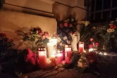 Fleurs et bougies devant la résidence de Tina Turner à Küsnacht, en Suisse, le 24 mai 2023