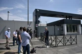 Les reporters attendent l'arrivée des joueurs de la Juventus à l'entrée du centre d'entraînement du club à Turin, le 5mai 2020