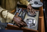 Un ingénieur du son fait jouer des vieilles bandes magnétiques contenant des chansons et poèmes traditionnels du Somaliland dans la salle d'archives de Radio Hargeisa, le 10 novembre 2024 à Hargeisa, en Somalie