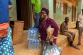 De la nourriture et de l'eau distribués aux habitants d'Agbelekale à Lagos le 1er avril 2020