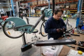 Un réparateur du réseau Smovengo s'occupe d'un vélo défectueux dans son atelier à Villeneuve-la-Garenne, le 17 janvier 2020