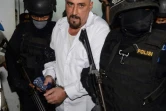 Serge Atlaoui, un Français condamné à mort en Indonésie en 2007 pour trafic de drogue, est escorté par des policiers après une audience au tribunal de Tangerang, dans la banlieue de Jakarta, le 11 mars 2015