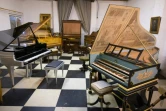 Des pianos de la collection de David Wilson exposés dans son atelier de Biddenden, le 6 août 2021 dans le sud-est de l'Angleterre