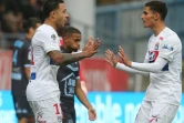 L'attaquant de Lyon Memphis Depay -(g), auteur d'un triplé face à Troyes au stade de l'Aube, est félicité par Houssem Aouar, le 22 octobre 2017