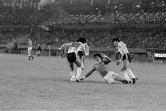 L'attaquant français Didier Six pris en tenailles par deux Argentins à Buenos Aires, le 6 juin 1978