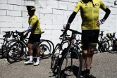 Cyclistes amateurs revêtus du maillot jaune du Tour de France 2019 à l'effigie d'anciens coureurs ayant porté la prestigieuse tunique dans la Grande Boucle, le 14 mai 2019 à Romilly-sur-Seine