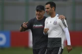 Le sélectionneur de l'équipe du Mexique Juan Carlos Osorio (g) donne des instrjuctions au défenseur Rafael Marquez lors d'un entraînement, le 19 juin 2018 à Moscou  