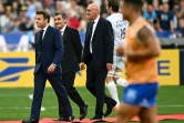 Le président Emmanuel Macron (G) aux côtés deu président du Montpellier Hérault rugby Mohed Altrad (C) et de Bernard Laporte (D) avant la finale du Top14 entre Castres et Montpellier au Stade de France, le 24 juin 2022