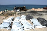 Des corps de migrants retrouvés morts, sont alignés le 22 février 2017 sur une plage près de Zawiyah en Libye
