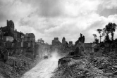 Des véhicules blindés américains circulent dans les rues jonchées de décombres de Saint-Lô, en Normandie, dans le nord de la France, en octobre 1944, pendant la Seconde Guerre mondiale