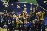 Le capitaine de l'équipe de France Hugio Lloris soulève le trophée de champion du monde 2018, le 15 juillet à Moscou