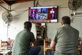 Des hommes regardent l'annonce de la dissolution du PKK sur un écran de TV à Diyarbakir, en Turquie, le 12 mai 2025