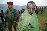 Un réfugié tutsi et un parachutiste français dans le camp de réfugiés de Nyarushishi le 29 juin 1994