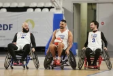 Le nageur français Florent Manaudou (c.) lors d'un match d'exhibition de basket en fauteuil, à Bordeaux, le 23 novembre 2023