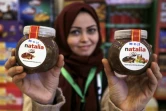 Une employée tient des pots de "Natalia" une imitation de Nutella, dans la ville de Gaza, le 12 février 2020