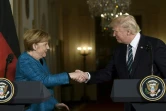 Donald Trump et Angela Merkel se serrent la main à la Maison-Banche à Washington après la conférence de presse le 17 mars 2017