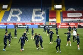 Les joueurs de l'équipe de France s'entraînent sous le regard du sélectionneur Didier Deschamps (d), le 30 mars 2021 à Sarejevo, à la veille de leur match de qualifications pour le Mondial-2022 contre la Bosnie-Herzégovine 
