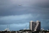 Un avion épand un pesticide pour détruire les moustiques qui transmettent le virus Zika à Miami, aux États-Unis, le 12 août 2016