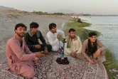 Des Afghans fument le narguilé dans les faubourgs de Jalalabad, en Afghanistan, le 9 juin 2021