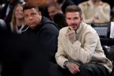 Les anciens footballeurs, le Brésilien Ronaldo (g) et l'Anglais David Beckham, assisteznt au match de la NBA entre Cleveland et Brooklyn, délocalisé à Paris, le 11 janvier 2024.