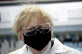 Le Premier ministre britannique Boris Johnson le 13 février 2021 lors de la visite d'un laboratoire pharmaceutique dans le nord-est de l'Angleterre