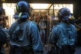 La police anti-émeute face à des manifestants dans une entrée de métro à Hong Kong, le 8 septembre 2019