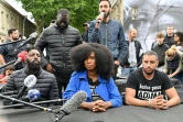 Assa Traore (G), la soeur d'Adama Traore, décédé en 2016 après son interpellation par la police, lors d'une conférence de presse avec le réalisateur des Misérables, Ladj Ly (D), le 9 juin 2020 à Paris près de la fresque réalisée par JR